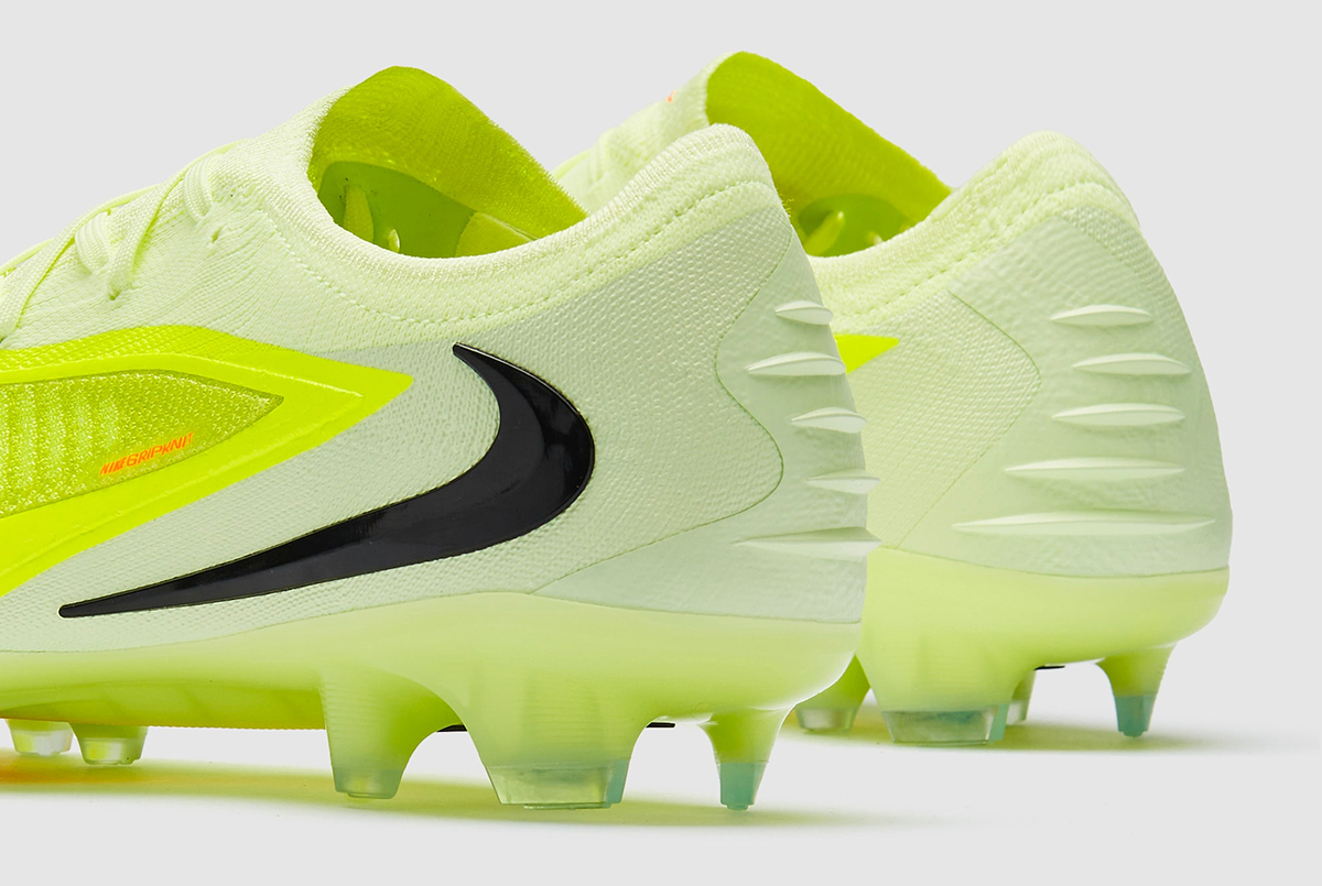 Футбольные бутсы Nike Phantom